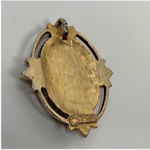 Vintage Sarah Coventry Floral Cameo Pendant Gold Tone Oval - Picture 3 of 6